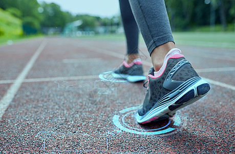 健身,运动,训练,人生活方式的女人的脚后跑轨道上与未来的全息图图片
