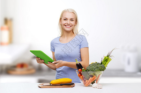 健康的饮食,烹饪,素食,技术人的微笑的轻妇女与平板电脑碗蔬菜家庭厨房背景图片