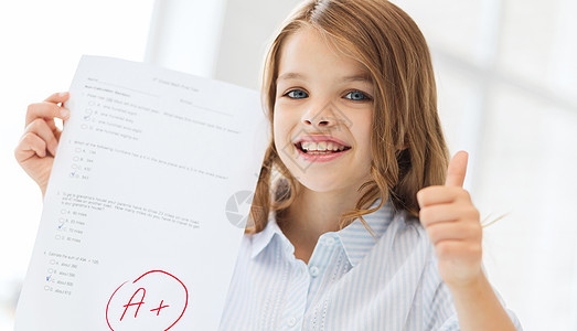 教育学校小学生女孩测试个级学校竖大拇指微笑的小学生女孩考试成绩背景