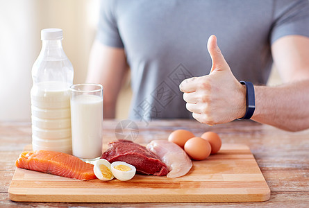 运动,健身,健康的生活方式,饮食人的密切的人与富含蛋白质的食物竖大拇指图片