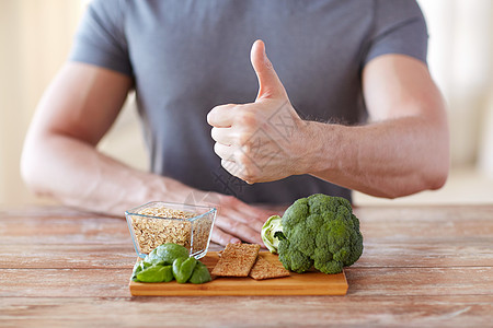 健康的饮食,饮食,手势人的靠近男的手大拇指与富含纤维的食物图片