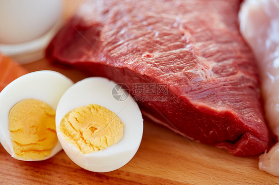健康的生活方式,烹饪,烹饪饮食红肉片煮鸡蛋木桌上图片