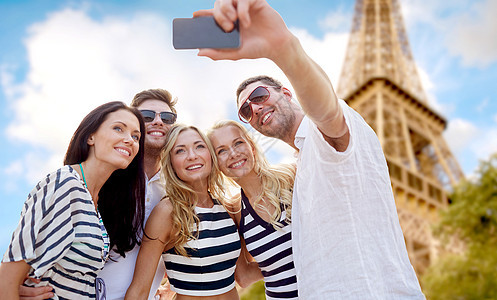 夏天,法国,旅游,技术人的群微笑的朋友巴黎埃菲尔铁塔上用智能手机自拍图片