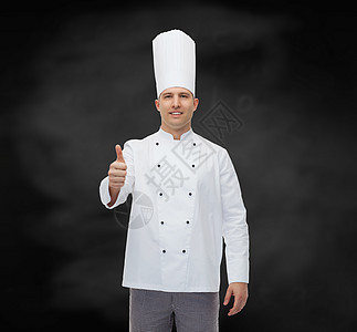 烹饪,职业,手势人的快乐的男厨师黑色粉笔板背景上竖大拇指图片