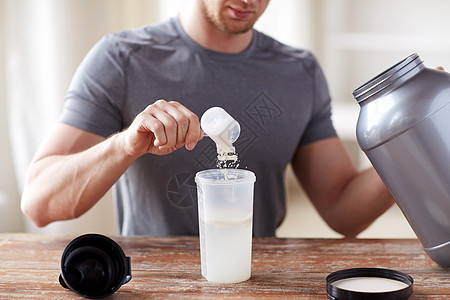 运动,健身,健康的生活方式人们的近距离的人与罐子瓶子准备蛋白质奶昔图片