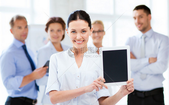 微笑的女商人与平板电脑办公室的照片办公室里平板电脑的女商人图片