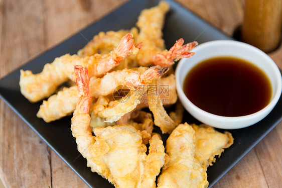 亚洲厨房,食物,烹饪烹饪密切油炸天妇罗虾与酱油餐厅的桌子上图片