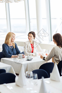 人,沟通生活方式的快乐的女人喝咖啡餐馆聊天图片