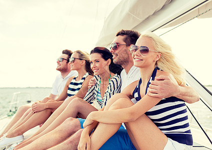 度假,旅行,海洋,友谊人的微笑的朋友坐游艇甲板上图片