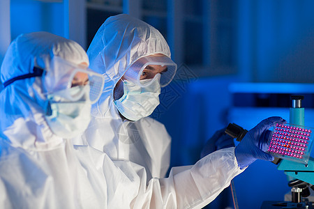 科学化学医学研究人的化学实验室中观察测试样本板的科学家的特写图片