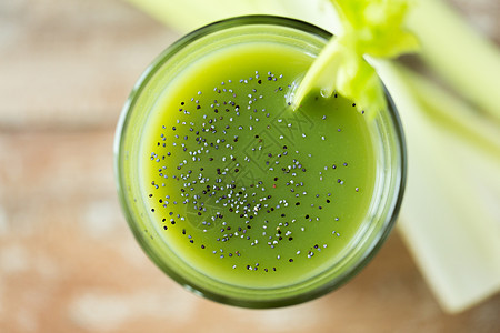 健康饮食,机食品饮食新鲜的绿色果汁与辣椒种子芹菜桌子上图片