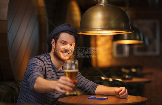 人,饮料,酒精休闲快乐的轻人酒吧酒吧喝啤酒图片