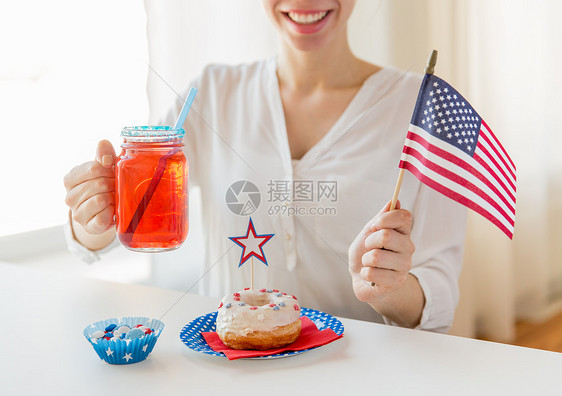 独立日,庆祝,主义节日的快乐的女人与甜甜圈庆祝7月4日,着美国,喝果汁璃梅森罐杯子家里图片