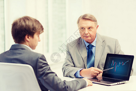 商业,广告,技术办公长的男人轻人办公室里笔记本电脑图片
