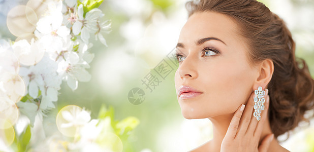 人,美,珠宝配件的美丽的女人与钻石耳环夏季花园樱花背景图片