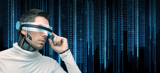 人,技术,未来编程人与未来主义眼镜微芯片植入传感器黑色背景与蓝色进制系统代码图片