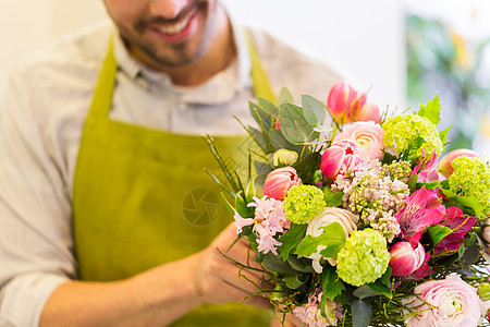 人,商业,销售花卉快乐微笑的花店老板花店图片