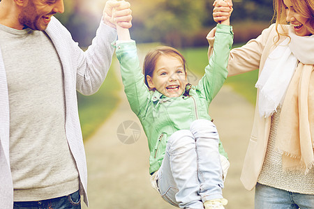 家庭幸福童人的接近快乐的母亲父亲小女孩夏季公园散步,玩得开心图片