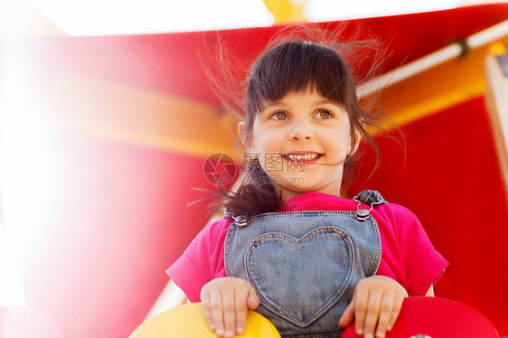 夏天,童,休闲人的快乐的小女孩操场上爬架图片