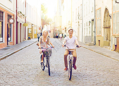 暑假,自行车,爱情,关系约会的夫妇与自行车城市图片