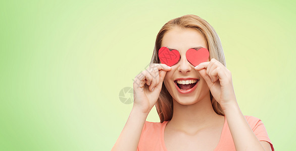 爱情,浪漫,情人节人们的微笑的轻女人十几岁的女孩,红色的心形状绿色的自然背景上的眼睛背景图片