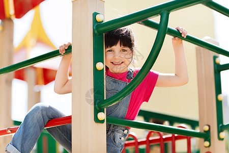 夏天,童,休闲人的快乐的小女孩儿童游乐场爬架图片