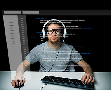 技术,网络,虚拟现实人的人黑客耳机眼镜与键盘黑客计算机系统编程璃屏幕投影图片
