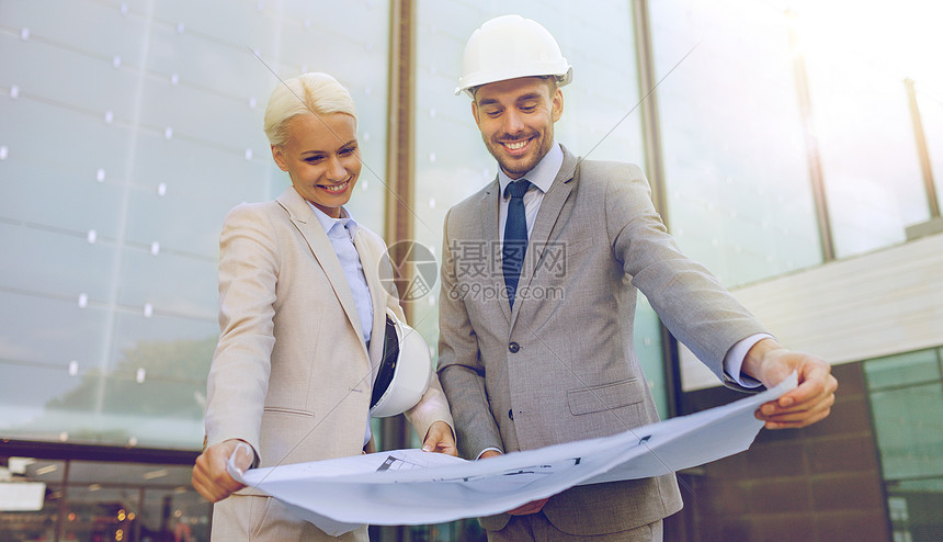 商业,伙伴关系,建筑人的微笑的商人商人与蓝图头盔街道图片
