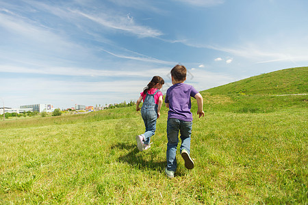 夏天,童,休闲人的快乐的小男孩女孩玩标签游戏户外跑步绿色的田野图片