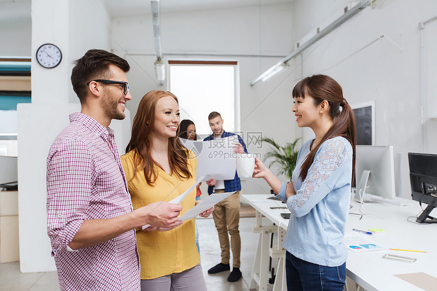 商业沟通创业人的快乐的多种族创意队学生咖啡休息时间办公室交谈