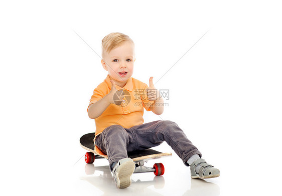 童,运动,休闲,手势人的快乐的小男孩坐滑板上,竖大拇指图片