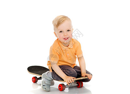 童,运动,休闲人的快乐的小男孩坐滑板上图片