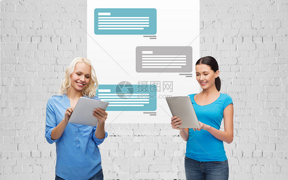 技术,互联网通信人的微笑的妇女与平板电脑聊天短信信应用背景图片