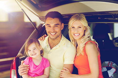 交通,休闲,公路旅行人们的幸福的家庭与小女孩坐开放的掀背车后备箱家里的停车位图片