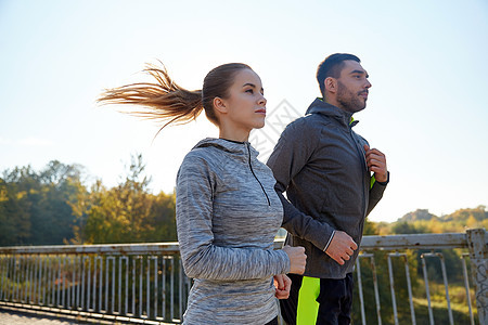 健身,运动,人慢跑的快乐的夫妇户外跑步图片