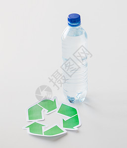 回收,再利用,垃圾处理,环境生态塑料水瓶与绿色回收符号桌子上图片