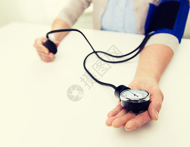 医学,龄,保健人的密切老妇女的血压计检查血压水平家里图片