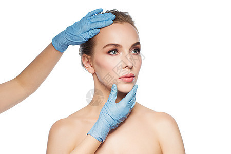 人,美容,整形手术美容外科医生美容师手触摸女人的脸白色的背景图片