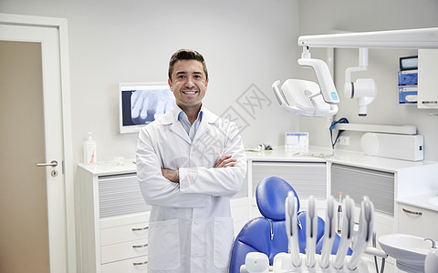 人,医学,口腔医学保健快乐的中男牙医穿着白色外套牙科诊所办公室图片