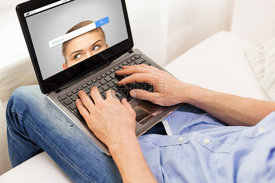 技术,互联网,信息,人生活方式的男的手笔记本电脑上打字与搜索浏览器栏家里图片