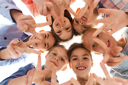 童,时尚,友谊人的快乐的微笑孩子表现出平的手牌站圆圈里图片