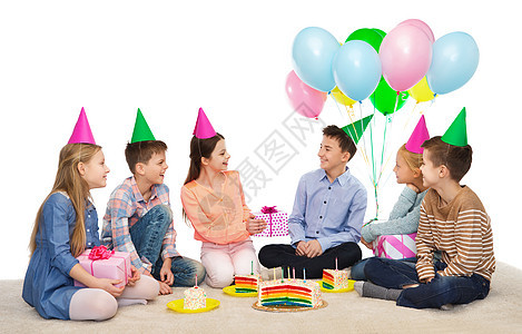 童,假期,庆祝,友谊人的快乐的微笑孩子戴着派帽,生日聚会上送蛋糕礼物图片