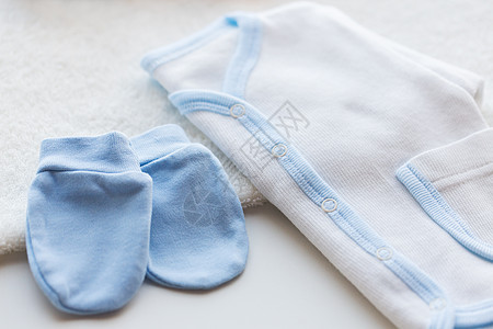 婴儿服装,婴儿,母亲象白色羊毛衫,手套毛巾为新生男孩图片