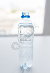 回收,健康饮食食品储存开放的塑料瓶与纯饮用水桌子上图片
