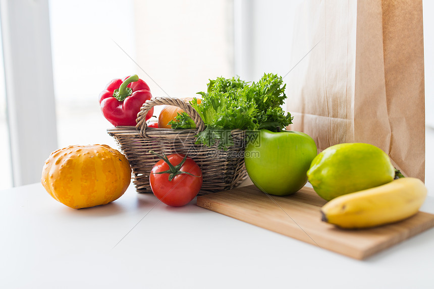 ‘~烹饪饮食素食健康饮食家里的厨房桌子上放着新鲜成熟多汁的蔬菜蔬菜水果  ~’ 的图片