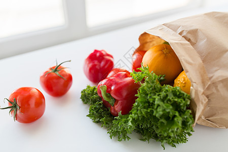 烹饪,饮食,素食健康饮食纸袋与新鲜成熟多汁的蔬菜蔬菜厨房的桌子上图片