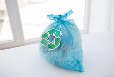 废物回收再利用垃圾处理环境生态家里带垃圾垃圾绿色回收符号的垃圾袋图片
