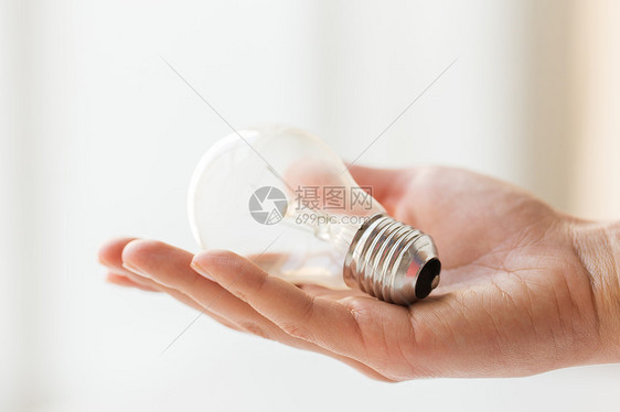 回收电力环境生态手握灯泡白炽灯的特写图片