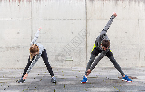 健身,运动,锻炼,训练人的亲密的夫妇伸展城市街道图片