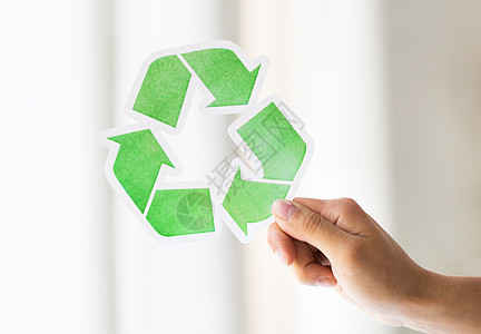 废物回收再利用垃圾处理环境生态手握绿色回收符号图片